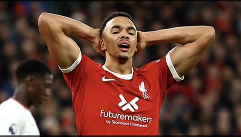 Trent Alexander Arnold phải thuê người bảo vệ vì bị fan nữ quấy rối