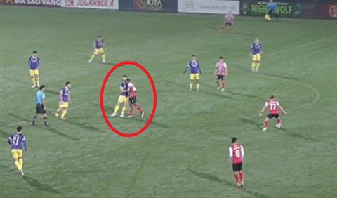 Ngoại binh TP.HCM nhận thẻ đỏ trước Hà Nội FC sau 2 phút bóng lăn