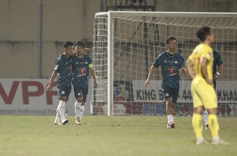 Video: Minh Vương trừng phạt sai lầm của thủ môn Thanh Hóa