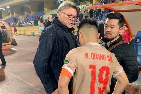HLV Troussier gặp riêng Quang Hải, dặn dò kỹ lưỡng sau bàn thắng vào lưới Hà Tĩnh