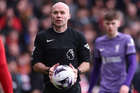 Trọng tài Paul Tierney mắc sai lầm trước khi Liverpool ghi bàn quyết định