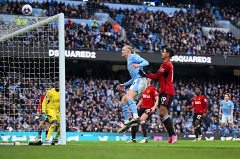 Pep Guardiola bảo vệ Erling Haaland sau pha bỏ lỡ khó tin