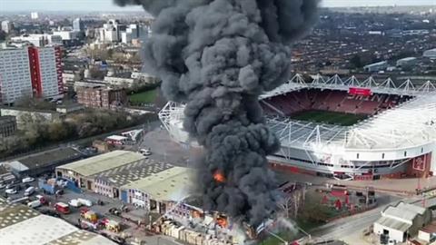 Cháy lớn ở gần sân vận động của Southampton