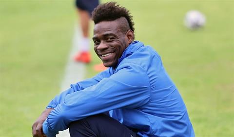 Balotelli đốt pháo trong phòng thay đồ trêu chọc đồng đội