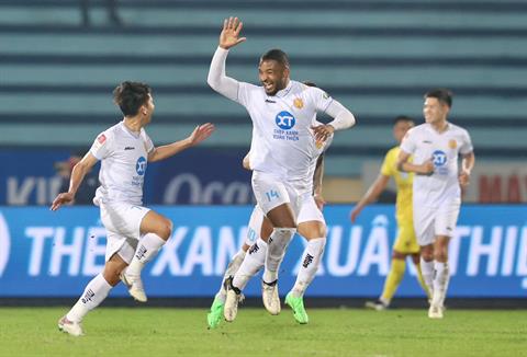 VIDEO: Sân Thiên Trường nổ tung sau khi Rafaelson đánh đầu tung lưới Thanh Hóa