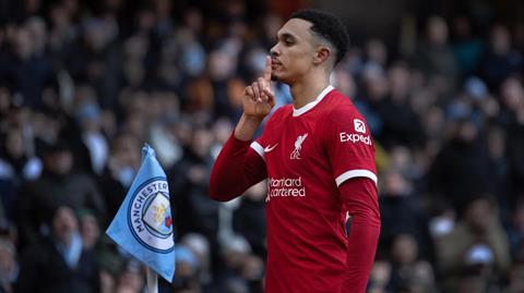 Alexander-Arnold châm chọc Man City: Danh hiệu của chúng tôi ý nghĩa hơn