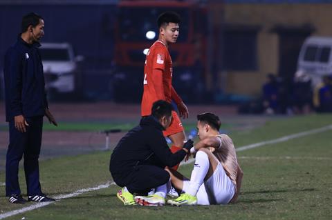 Cận cảnh va chạm khiến trung vệ Bùi Hoàng Việt Anh nhập viện