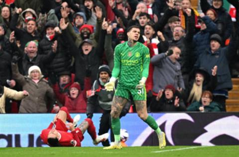 Dính chấn thương, Ederson vẫn bị chỉ trích dữ dội