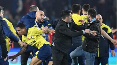 Biến căng: Cầu thủ Fenerbahce đánh nhau với CĐV Trabzonspor ngay trên sân