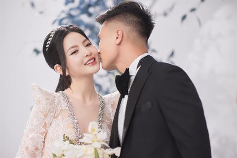 Ngắm bộ ảnh cưới lung linh của Quang Hải và Chu Thanh Huyền
