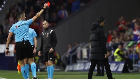 HLV Xavi bị đuổi khỏi sân ở trận đại thắng Atletico Madrid