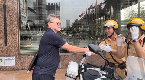 VIDEO: HLV Troussier giữ lời hứa với 2 cảnh sát giao thông trước trận gặp Indonesia