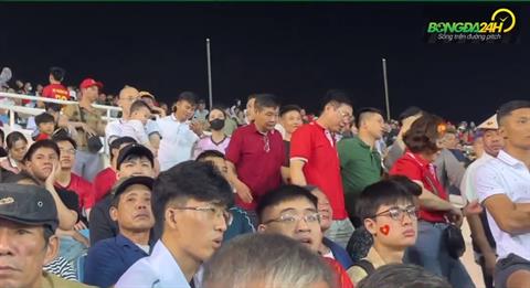 VIDEO: CĐV Việt Nam thất vọng bỏ về sớm từ phút...86