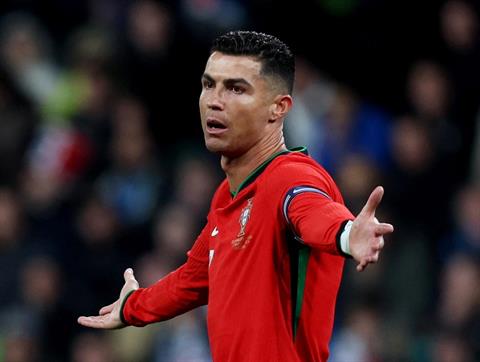 Ronaldo nổi đóa với trọng tài trong ngày Bồ Đào Nha thua trận