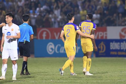 CLB Hà Nội hai lần ôm hận trước Nam Định ở những phút bù giờ cuối trận 