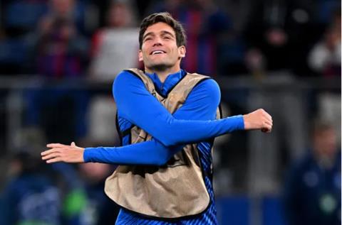 Barca quyết định tương lai Marcos Alonso