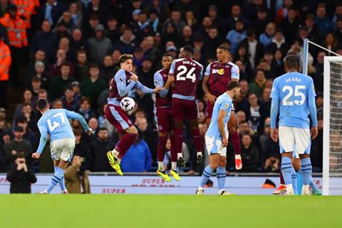 Xếp hàng rào tệ hại, Aston Villa bị CĐV Arsenal và Liverpool công kích dữ dội