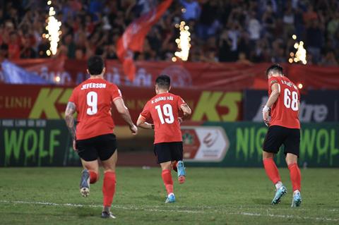 Quang Hải tạo siêu phẩm đá phạt thành bàn vào lưới SLNA