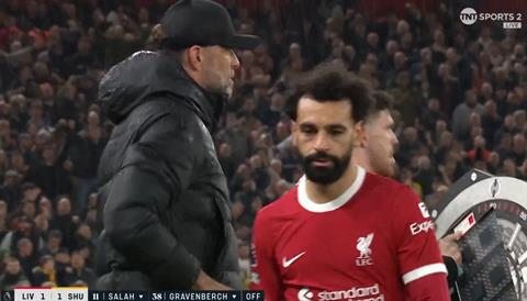 Mohamed Salah không vui khi bị thay ra, Klopp phản ứng thế nào?