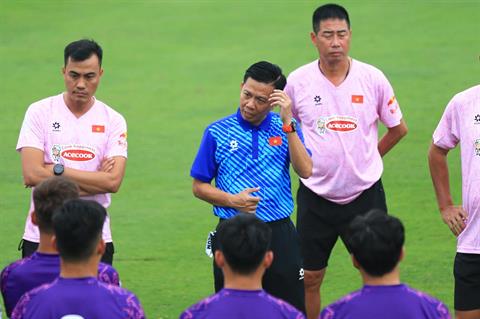 HLV Hoàng Anh Tuấn đối mặt thử thách trước ngày lên đường sang Qatar