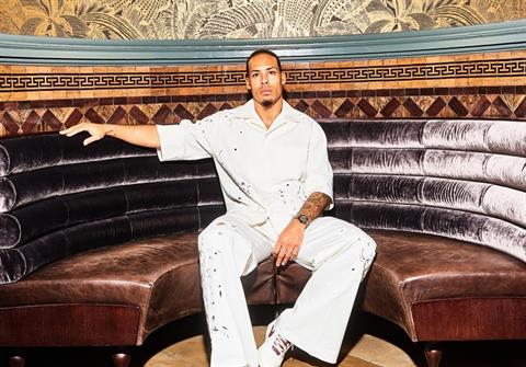 Virgil van Dijk: “Vợ tôi là trụ cột trong nhà, từ đầu cô ấy đã phán tôi sẽ sang Liverpool”