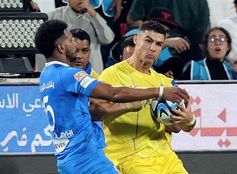 HLV đối thủ thừa nhận Ronaldo cay cú nên bị thẻ đỏ