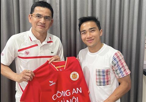 HLV Kiatisuk khiến CĐV CAHN phấn khích khi gặp gỡ Chanathip