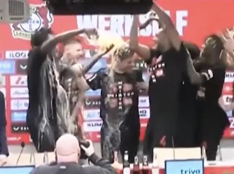 Cầu thủ Bayer Leverkusen cho Alonso tắm bia trong phòng họp báo