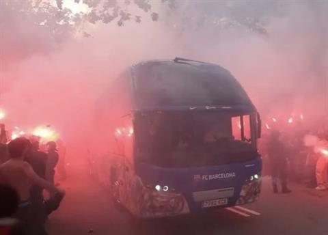 Fan Barca tấn công nhầm xe bus đội nhà 