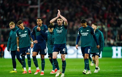 Tập thể Arsenal trẻ trung đang phải hứng chịu nhiều áp lực