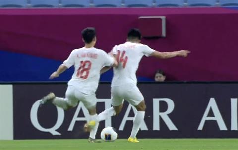 Hài hước tình huống hai cầu thủ U23 Việt Nam lao vào nhau vì ham bóng
