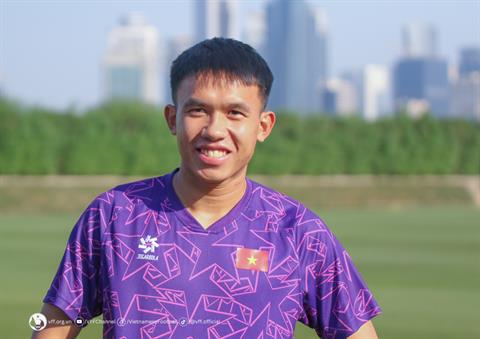 Trung vệ U23 Việt Nam được đồng đội an ủi sau tấm thẻ đỏ tai hại
