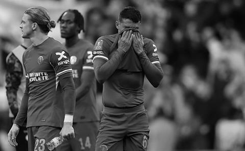 Thiago Silva bật khóc, Noni Madueke cười đùa với đối thủ ngay sau lưng