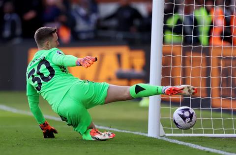 Dean Henderson mắc sai lầm khó tin trước West Ham