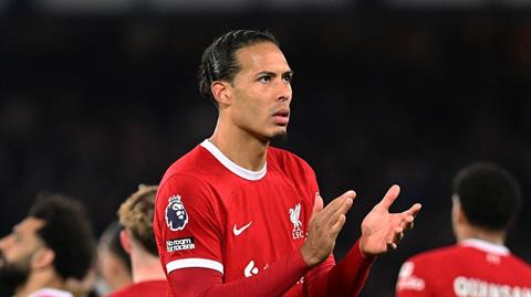 Virgil van Dijk tiết lộ cuộc trò chuyện với HLV Arne Slot