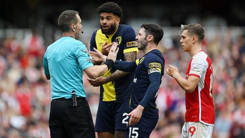 VAR bị chỉ trích vì tước bàn thắng của Bournemouth trước Arsenal