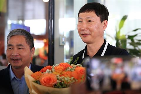 VIDEO: HLV Kim Sang Sik có mặt ở Việt Nam