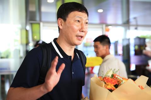 HLV Kim Sang Sik hạ cánh Nội Bài, bắt đầu hành trình với bóng đá Việt Nam