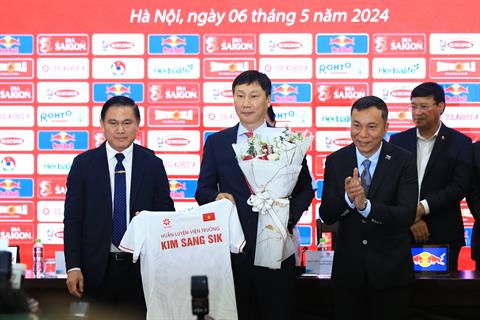 HLV Kim Sang Sik nói về triết lý, đề cao sự trung thành và dành lời tới HLV Park Hang Seo trong ngày ký hợp đồng với LĐBĐ Việt Nam
