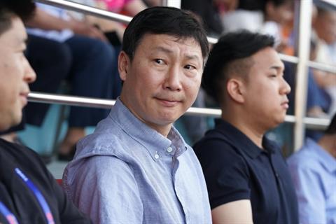 HLV Kim Sang Sik bất ngờ dự khán trận đấu hạng Nhì Quốc gia