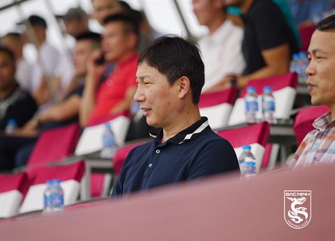 HLV Kim Sang Sik bất ngờ dự khán trận đấu hạng Nhì Quốc gia