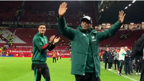Anthony Martial vẫy tay chào tạm biệt NHM MU