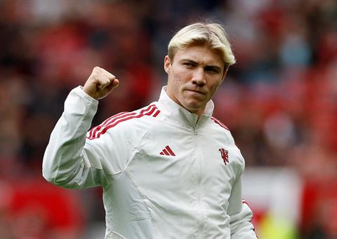 Vì sao Rasmus Hojlund ngồi dự bị trước Newcastle?