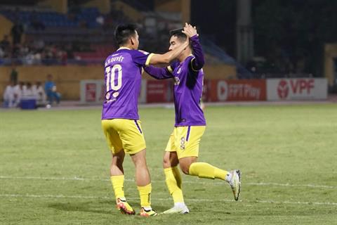 VIDEO: Văn Quyết lập siêu phẩm ghi bàn vào lưới Đông Á Thanh Hóa