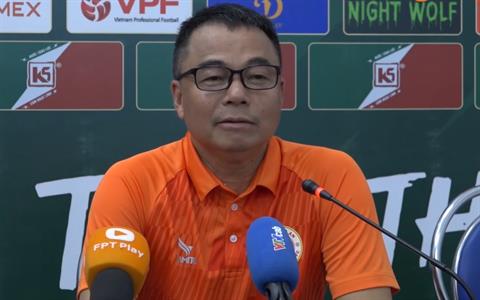 HLV Trần Tiến Đại nhắc tới Kiatisuk sau trận thua đậm của CLB CAHN