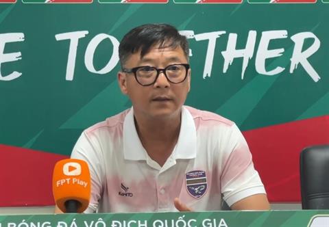 HLV Lê Huỳnh Đức phàn nàn vấn đề trọng tài sau trận thua Quảng Nam