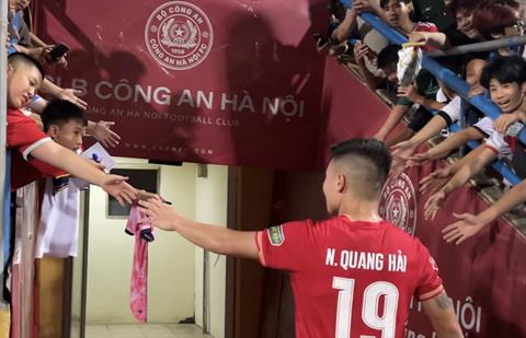 Quang Hải an ủi đồng đội, cảm ơn NHM sau trận thua thứ 3 của CAHN
