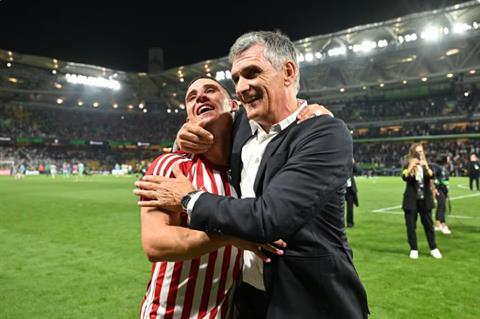 HLV Olympiakos vô địch cúp châu Âu 2 mùa liên tiếp