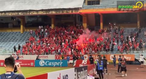 VIDEO: CĐV Hải Phòng đốt pháo sáng phản đối trọng tài trên sân Hàng Đẫy