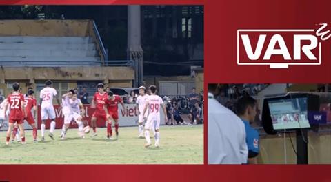 Thể Công Viettel ghi bàn thắng gây tranh cãi sau khi VAR vào cuộc